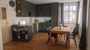 弗爾赫拉比的住宿－Apartman692，厨房以及带桌椅的用餐室。