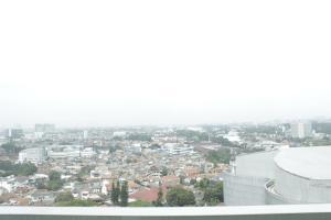 Modern Chic Studio Apartment at Tamansari La Grande near BIP By Travelio في باندونغ: اطلالة على مدينة من اعلى المبنى
