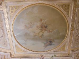 ein Gemälde an der Decke eines Gebäudes in der Unterkunft Hotel Bristol Palace in Genua