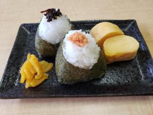 einen Teller Sushi mit Reis und Obst darauf in der Unterkunft ホテル シンドバッド滝沢店 Adult Only in Barajima