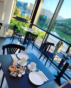 una mesa azul con platos de comida encima en Hotel Villa Vie Cochem en Cochem