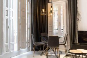 A seating area at Almudena Modern & luxury space near Plaza Mayor