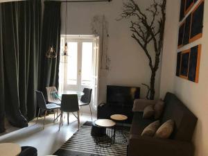 A seating area at Almudena Modern & luxury space near Plaza Mayor
