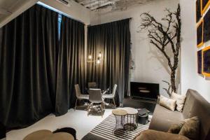 A seating area at Almudena Modern & luxury space near Plaza Mayor