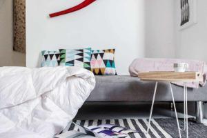 A seating area at Almudena Modern & luxury space near Plaza Mayor