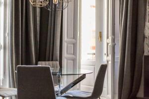 A seating area at Almudena Modern & luxury space near Plaza Mayor