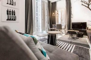 A television and/or entertainment centre at Almudena Modern & luxury space near Plaza Mayor