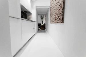 A kitchen or kitchenette at Almudena Modern & luxury space near Plaza Mayor
