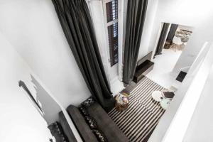 Telewizja i/lub zestaw kina domowego w obiekcie Belén Modern & luxury space near Plaza Mayor