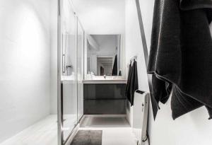 łazienka z przeszkloną kabiną prysznicową i umywalką w obiekcie Belén Modern & luxury space near Plaza Mayor w Madrycie
