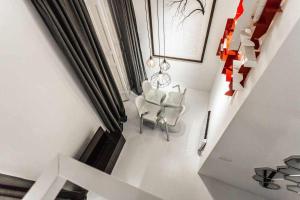 salon z 2 krzesłami i schodami w obiekcie Carmen Modern & luxury space near Plaza Mayor w Madrycie