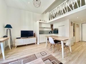 - une cuisine et une salle à manger avec une table et des chaises dans l'établissement Studio La Pietonne, à Menton
