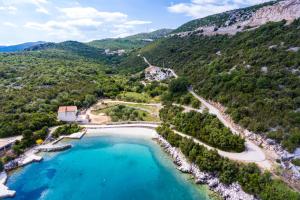 z góry widok na plażę i zbiornik wodny w obiekcie Villa Sofija Dubrovnik & Peljesac Region w mieście Slano