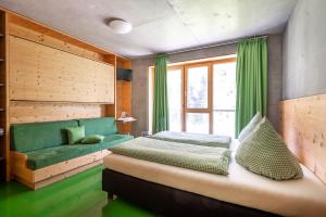 Postel nebo postele na pokoji v ubytování Base Aktivhotel Montafon