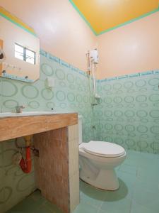 Ванная комната в OYO 554 Dads Bayview Pension