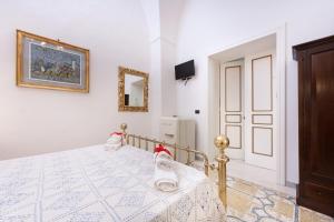 トゥーリエにあるAgriturismo Villanticaのベッドルーム1室(ベッド1台、壁にテレビ付)