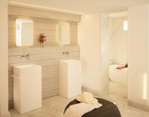 Um banheiro em Mykonos Riviera Hotel & Spa, a member of Small Luxury Hotels of the World