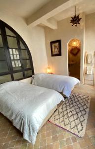 1 Schlafzimmer mit 2 Betten in einem Zimmer in der Unterkunft Villa Allun Essaouira in Essaouira