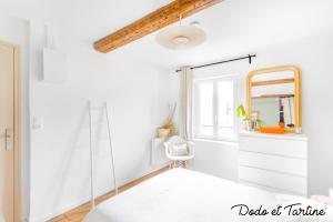 トゥーロンにあるSuperb 1 bedroom in le Mourillon - Dodo et Tartineの鏡と椅子付きの白い部屋
