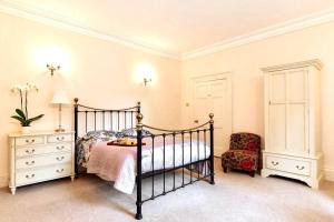 una camera da letto con un letto, un comò e una sedia di Georgian Villa in Richmond on the River Swale a Richmond