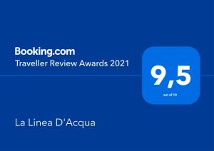 una caja azul con el número de premios de revisión de viajes en La Linea D'Acqua, en Manarola