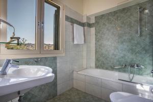 Ванная комната в Ionian Plaza Hotel