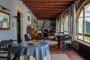 um corredor com uma mesa e cadeiras num quarto em Casa Rural Antolina em São Martinho de Trevelho