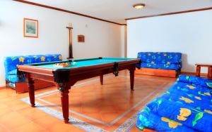 - un salon avec un billard et un canapé dans l'établissement Vip Villas - Caleta Dorada, à Caleta de Fuste