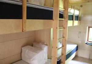 łóżko piętrowe w małym domku w obiekcie Kyst- og Fjordcentret w mieście Ørsted