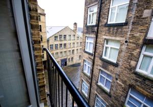 Aussicht vom Balkon eines Gebäudes in der Unterkunft StayZo - Executive City Centre Apartment 2 in Bradford