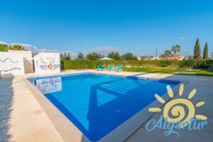 una grande piscina blu con un sole di Terraços de Cabanas By Algartur a Cabanas de Tavira