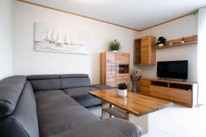 Televízia a/alebo spoločenská miestnosť v ubytovaní Beachfront Reiterer Villa V2 with Seaview 30 meters from the Beach - CROWONDER LUXURY RENT