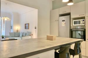 a kitchen and living room with a counter top in a room at #J0 The sweet Jaurès in Grenoble