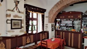 restauracja ze stołem, krzesłami i oknem w obiekcie Hotel St Florian w mieście Loket