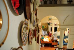 um quarto com pratos pendurados numa parede em Villa Gherardi - B&B e Hostel em Barga