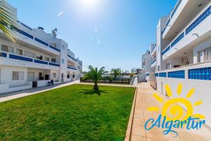 a view of the courtyard of an apartment building at Santa Luzia Residence Apartamento T2 com Piscina & Wi-Fi in Santa Luzia