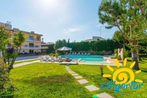 um quintal com piscina e um resort em Santa Luzia Mar 2BDR Apartment w Pool & Patio em Santa Luzia