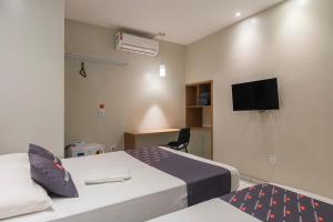 Mega Aeroporto Hotel Apenas 1 km de distância do Aeroporto de Fortaleza客房内的一张或多张床位