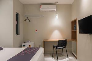 Mega Aeroporto Hotel Apenas 1 km de distância do Aeroporto de Fortaleza的电视和/或娱乐中心