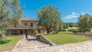an exterior view of a house with a garden at FONTE CANNELLA 12&4, Emma Villas in Manciano