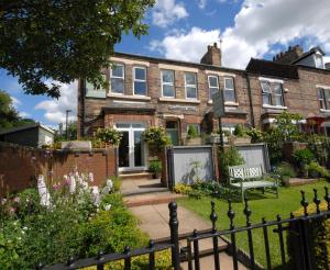 una casa con un jardín delante de ella en Abbey Guest House York en York