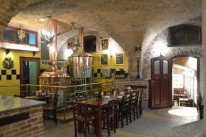 un ristorante con un tavolo e sedie in una stanza di Hotel Císař Ferdinand a Loket
