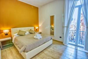 ナポリにあるB&B Filangieriのベッドルーム1室(ベッド1台、大きな窓付)