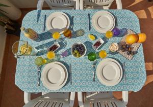 una mesa azul con platos y fruta. en Apartments Ranieri Kono, en Dubrovnik