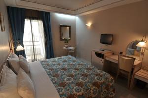 Postel nebo postele na pokoji v ubytování Hôtel Wassim