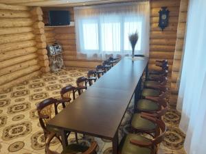 una larga sala de conferencias con una mesa y sillas largas en RUNČI, en Lautere