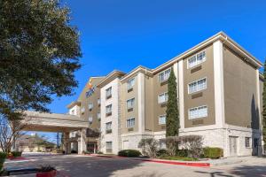 un hôtel avec un ciel bleu dans l'établissement Comfort Inn & Suites Texas Hill Country, à Boerne