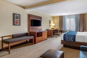 Cette chambre comprend un lit et un bureau. dans l'établissement Comfort Inn & Suites Texas Hill Country, à Boerne