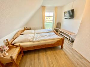 1 dormitorio con cama de madera en una habitación en HUUS ANT DEEP OG, en Krummhörn