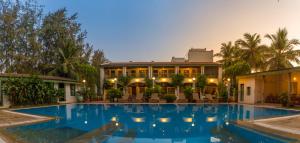 加赖古迪The Bangala Chettinad的酒店楼前有游泳池